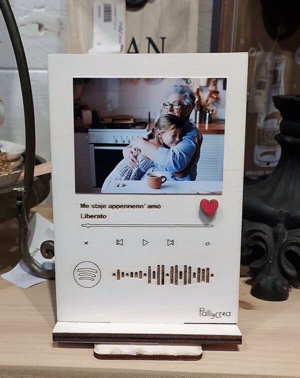 Targa Musica Personalizzata con Foto Nomi e Canzoni incise a laser su legno con codice Spotify scansionabile Idea Regalo San Valentino per fidanzati H.15cm Pattycrea 3136