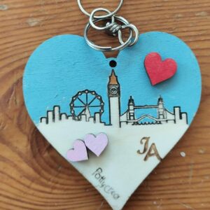 Portachiave cuore in legno inciso a laser tema Londra personalizzabile H.10cm 3370 Pattycrea