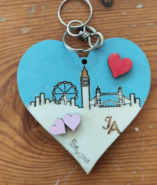 Portachiave cuore in legno inciso a laser tema Londra personalizzabile H.10cm 3370 Pattycrea