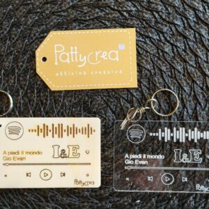 Portachiavi in legno forma card con iniziali e codec Spotify inciso L.8 cm 3178 Pattycrea