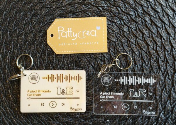 Portachiavi in legno forma card con iniziali e codec Spotify inciso L.8 cm 3178 Pattycrea