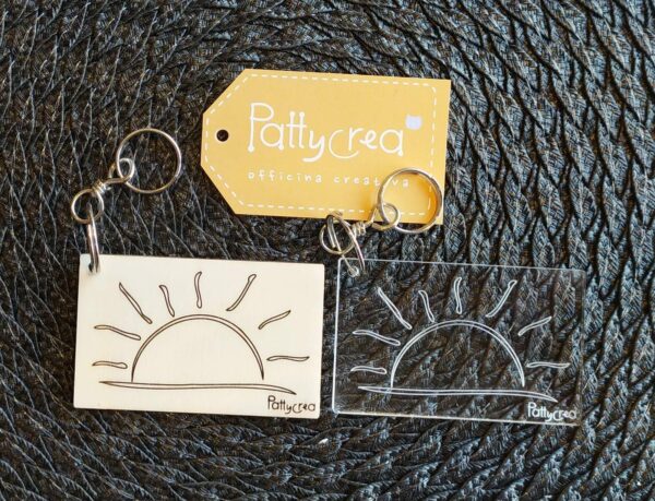 Portachiavi in legno forma card con tramonto inciso  L.8 cm 3161 Pattycrea