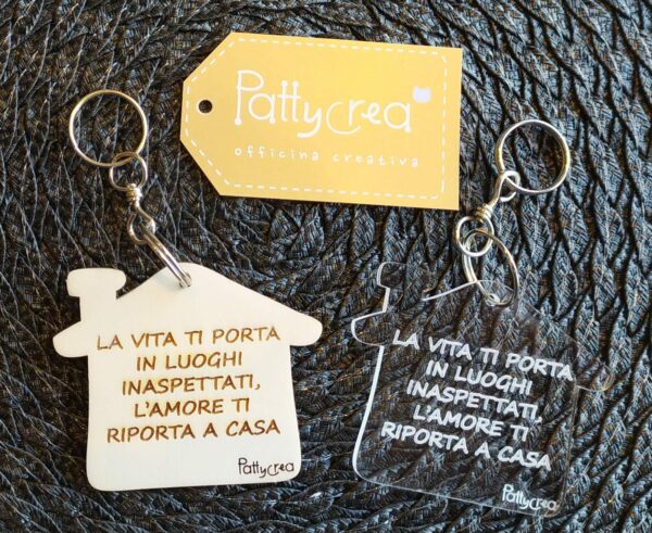 Portachiavi in legno forma casa con frase inciso L.8 cm 3157 Pattycrea