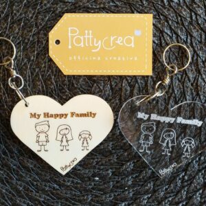 Portachiavi in legno forma cuore con personaggi famiglia inciso  L.8 cm 3167 Pattycrea