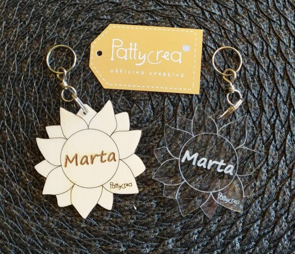 Portachiavi in legno forma girasole con nome inciso  L.8 cm 3164 Pattycrea