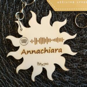 Portachiavi in legno forma sole con nome e codec Spotify inciso L.8 cm 3178 Pattycrea