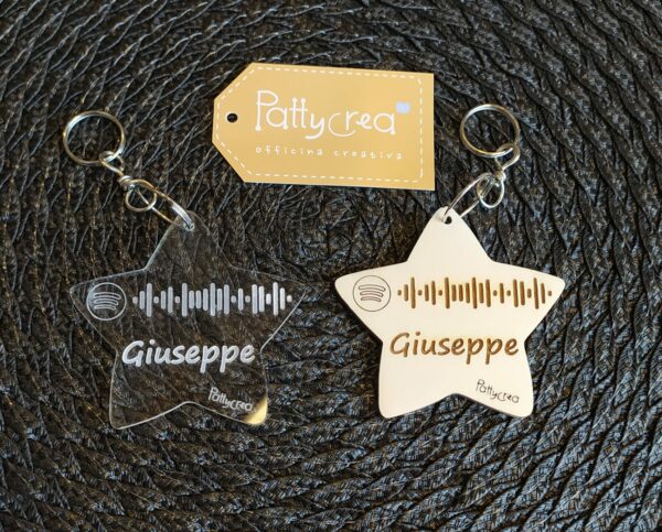 Portachiavi in legno forma stella con nome e codec Spotify inciso L.8 cm 3178 Pattycrea