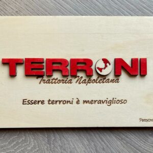 Rettangolo in legno inciso a laser logo terroni trattoria con frase personalizzata 20cm 3447