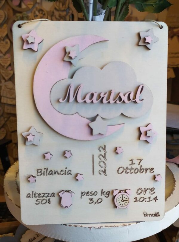 Targa in legno incisa a laser con i dati della nascita personalizzabile decori a rilievo H.20cm 3480