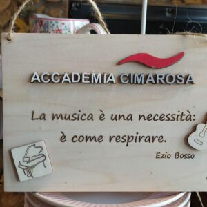 Targa in legno inciso a laser con chitarra pianoforte a rilievo logo Accademia Cimarosa frase personalizzata L.20cm 3457 Pattycrealab