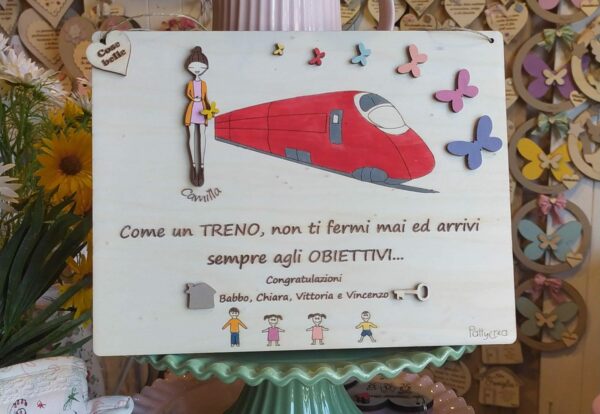 Targa laurea in legno incisa a laser e dipinta a mano con ragazza treno personalizzata 27x20cm 3405 Pattycrea