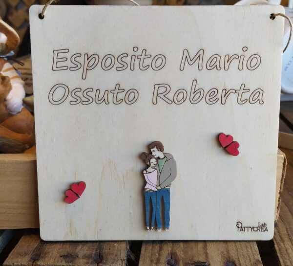 Targhetta fuoriporta con cognomi e personaggi 15 15 cod 3558 pattycrea