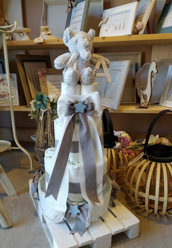 Torta pannolini personalizzabile con alzatina di vetro nome elefante peluchè nastrini abbinati H.65cm 2454