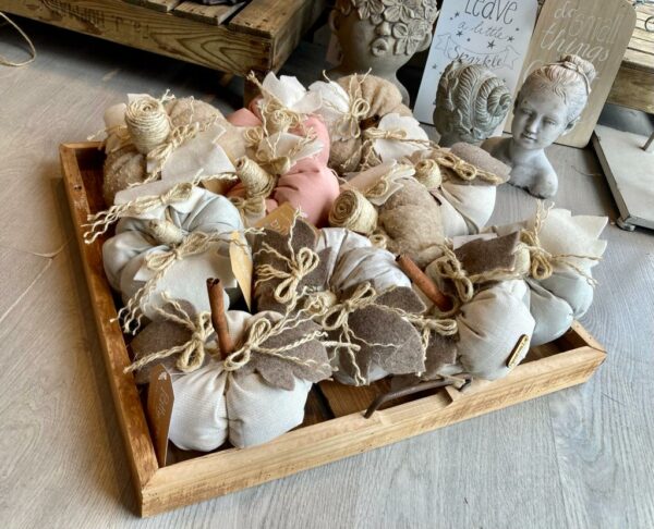 Zucca tessuto cotone con corda e foglie feltro L.12cm 3459 Pattycrea