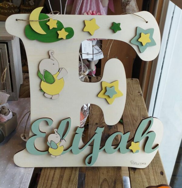 Lettera in legno iniziale con nome e decori incisa laser H.30cm Pattycrea