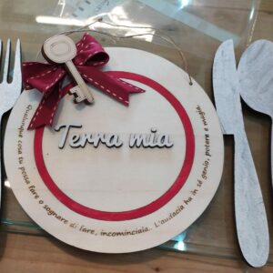 Logo in legno inciso laser e dipinto a mano Terra Mia per inaugurazione attività L.30cm Pattycrea