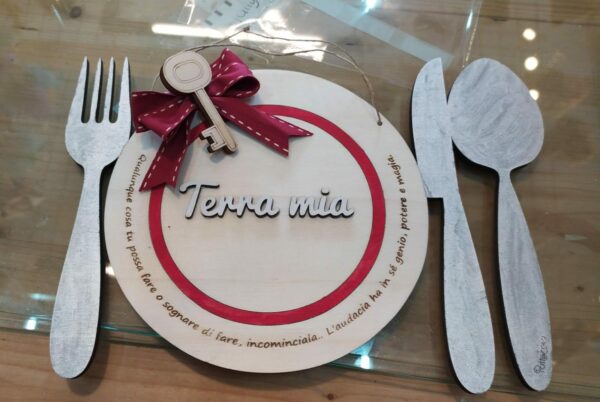 Logo in legno inciso laser e dipinto a mano Terra Mia per inaugurazione attività L.30cm Pattycrea