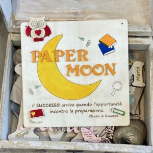 Logo in legno inciso laser e dipinto a mano per inaugurazione attività Paper Moon H.25cm Pattycrea