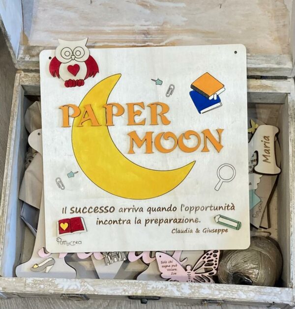 Logo in legno inciso laser e dipinto a mano per inaugurazione attività Paper Moon H.25cm Pattycrea