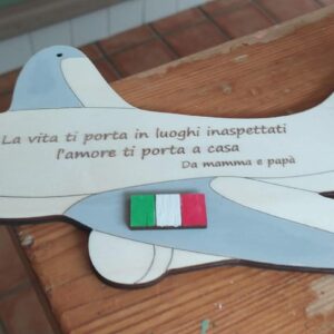 Aereo con bandiera e frase in legno inciso a laser L.25cm Pattycrea