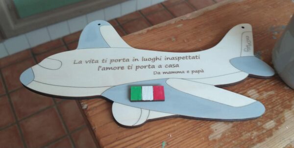 Aereo con bandiera e frase in legno inciso a laser L.25cm Pattycrea