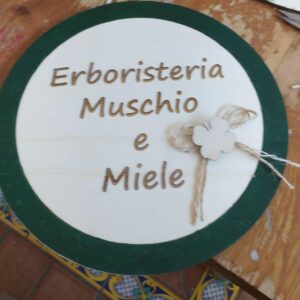 Logo legno inciso laser erboristeria muschio e miele H.30cm Pattycrea
