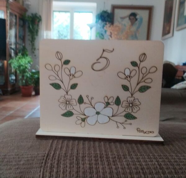 Centrotavola con base fiori incisi dipinti 15cm