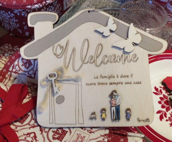 Casetta in legno con frase incisa H.16con personaggi 3771PattycreaLab
