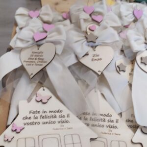 Casetta piu cuore personalizzabile con fiocchi farfalle e cuori 15cm cod 3822