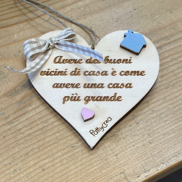 Cuore in legno con frase incisa a laser personalizzabile H.10cm Avere dei buoni vicini di casa è come avere una casa più grande Pattycrea
