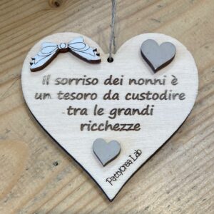 Cuore in legno con frase incisa a laser personalizzabile H.10cm Il sorriso dei nonni è in tesoro da custodire tra le grandi ricchezze Pattycrea