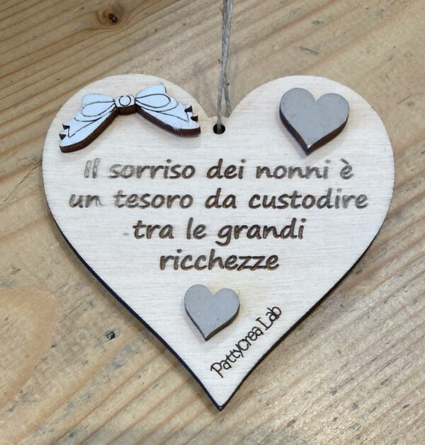 Cuore in legno con frase incisa a laser personalizzabile H.10cm Il sorriso dei nonni è in tesoro da custodire tra le grandi ricchezze Pattycrea