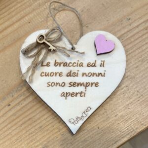 Cuore in legno con frase incisa a laser personalizzabile H.10cm Le braccia ed il cuore dei nonni sono sempre aperti Pattycrea