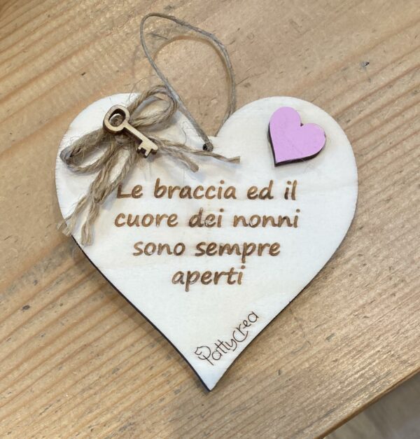 Cuore in legno con frase incisa a laser personalizzabile H.10cm Le braccia ed il cuore dei nonni sono sempre aperti Pattycrea