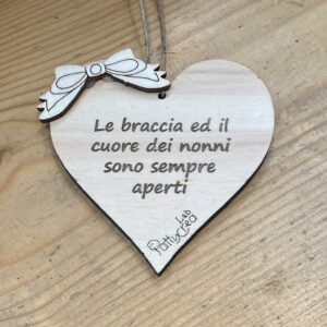 Cuore in legno con frase incisa a laser personalizzabile H.10cm Le braccia ed il cuore dei nonni sono sempre aperti Pattycrea