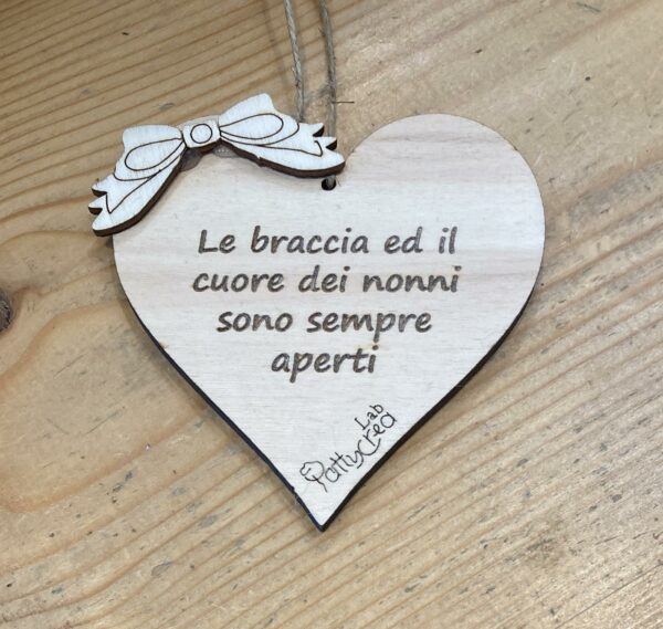Cuore in legno con frase incisa a laser personalizzabile H.10cm Le braccia ed il cuore dei nonni sono sempre aperti Pattycrea