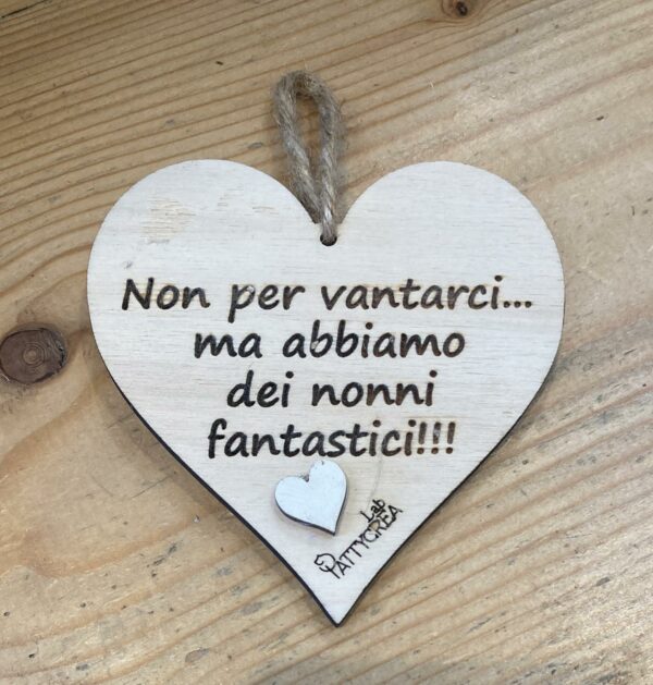 Cuore in legno con frase incisa a laser personalizzabile H.10cm Non per vantarci... ma abbiamo dei nonni fantastici Pattycrea