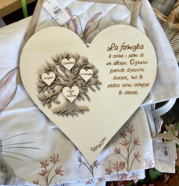 Cuore legno con frase incisa personalizzabile e albero a rilievo H.25cm Pattycrea
