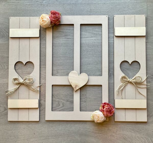 Finestra con imposte in legno dipinta a mano rose e corda 60x50cm Pattycrea
