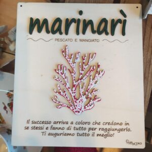 Logo in legno inciso con laser e dipinto a mano marinari H.20cm Pattycrea