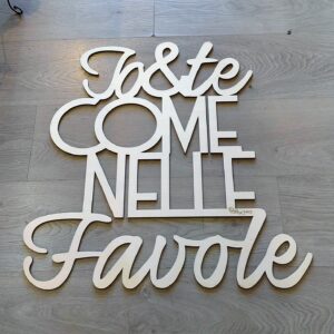 Scritta in legno da appendere alla parete io e te come nelle favole 40x40cm 3966 Pattycrea
