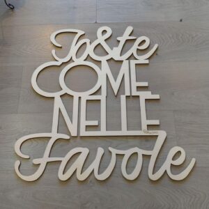Scritta in legno da appendere alla parete io e te come nelle favole 60x60cm 3973 Pattycrea