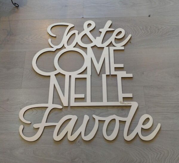 Scritta in legno da appendere alla parete io e te come nelle favole 60x60cm 3973 Pattycrea