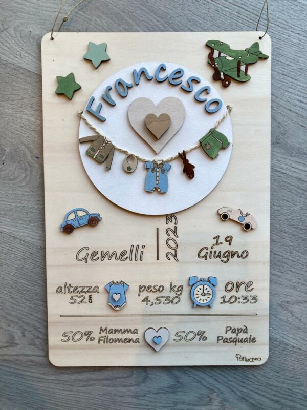 Targa in legno incisa a laser con i dati della nascita personalizzabile decori a rilievo H.40 cm Pattycrea