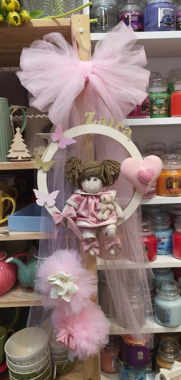 Coccarda nascita legno cerchio  D.25cm nome pon pon rose farfalle e bambolina tessuto