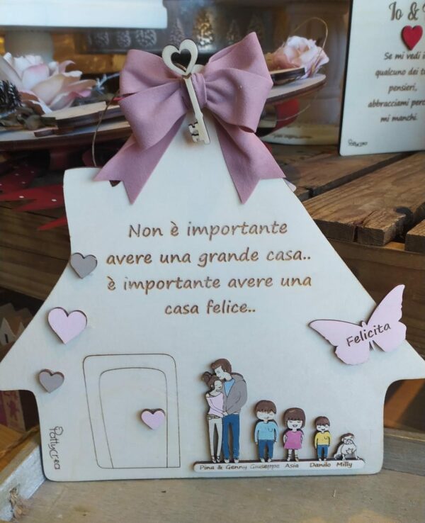 Casetta legno con frase incisa e decori famiglia H.25 cm Pattycrea