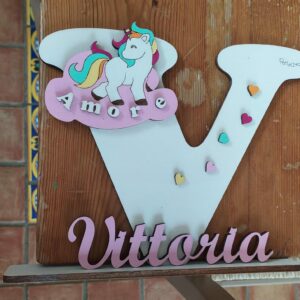 Lettera con base in legno iniziale con nome e decori incisa laser H.20cm 4050