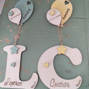Lettera in legno con nome inciso  e decori palloncini laser H.18cm Pattycrea