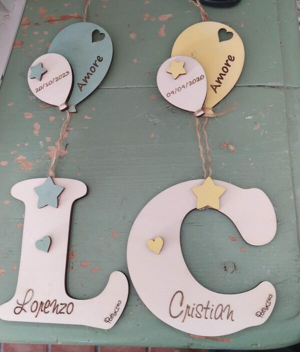Lettera in legno con nome inciso  e decori palloncini laser H.18cm Pattycrea
