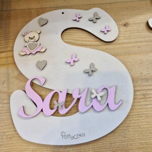 Lettera con base in legno iniziale con nome e decori incisa laser H.20cm 2308